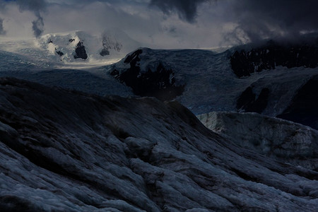 海岸岩石摄影照片_夏天，风景如画的阿拉斯加山脉。积雪覆盖了地块、冰川和多岩石的山峰。