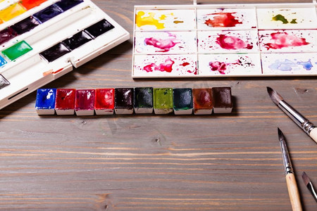 樱桃水彩画摄影照片_艺术品，在木桌上用绘画工具绘制的水彩画。水彩画模型
