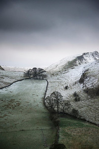 英国Peak District的Chrome Hill和Parkhouse Hill的美丽冬季景观图像