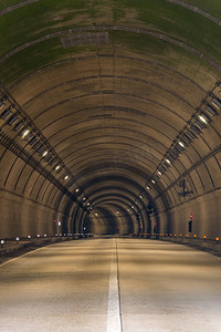 隧道道路与双车道高速公路