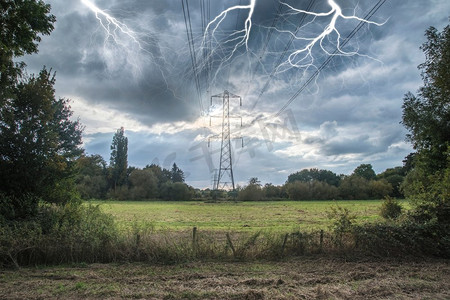 闪电击中电塔的交替太阳能概念景观图