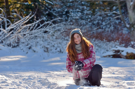 下雪玩耍摄影照片_冬天，十几岁的女孩在雪中玩耍