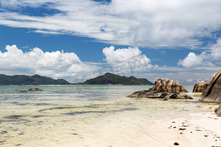 旅行，风景和自然概念-在seyanshan海岛海滩的岩石在印度洋。印度洋上的塞舌尔岛海滩上的岩石