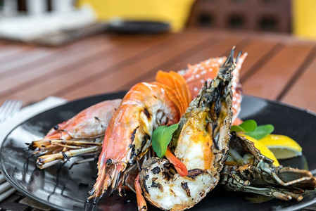 装饰虾摄影照片_海鲜拼盘，美味的烤虾，石龙虾和红蟹