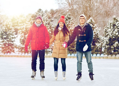 朋友友摄影照片_人、冬、友、动、闲理念--户外溜冰场上滑冰快乐朋友。快乐的朋友们在户外溜冰场滑冰