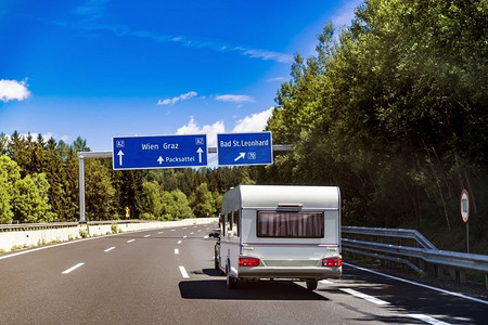 VR大篷车在高速公路上行驶。旅游度假和旅游。