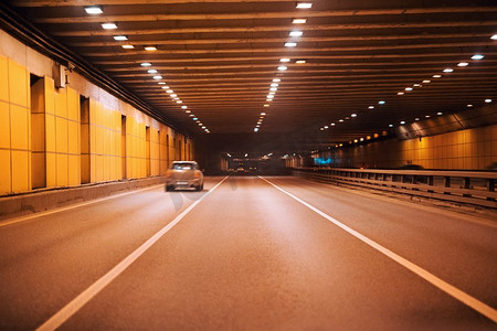 有几辆汽车的地下现代高速公路隧道