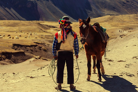 秘鲁库斯科地区维尼康卡的正宗导游服务。蒙大拿州的彩虹山。
