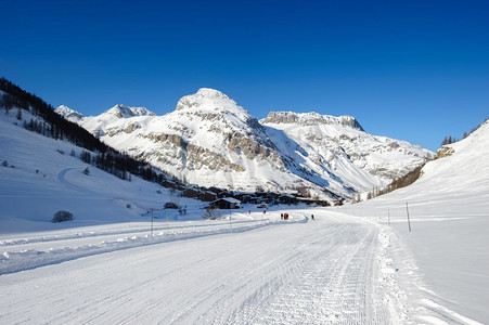 阿尔卑斯山冬季景观。法国阿尔卑斯山覆盖着雪在阳光明媚的日子。Val-d Isere，法国