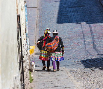 城市街道上的秘鲁人