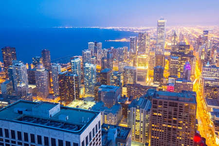 黄昏时分的美国芝加哥市中心鸟瞰