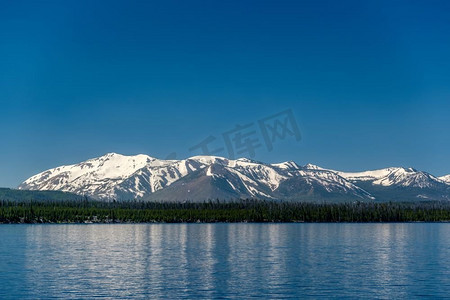 美国怀俄明州黄石湖群山景观