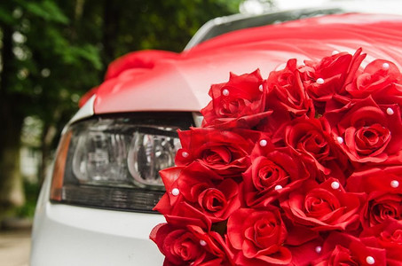 装饰着红玫瑰的婚车