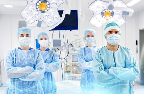 中老年群体摄影照片_外科、医学和人的概念--医院手术室的外科医生群体。医院手术室里的一群外科医生