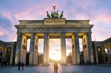 Brandenburger Tor Auf Pariser Platz。灯火通明的勃兰登堡门日落景观，柏林，德国