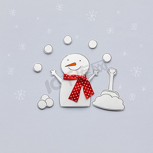 一张纸做的雪人的创意照片，背景是灰色。圣诞快乐。
