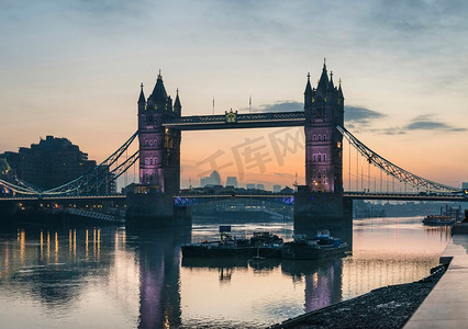 令人惊叹的秋季伦敦塔桥和泰晤士河上的日出。