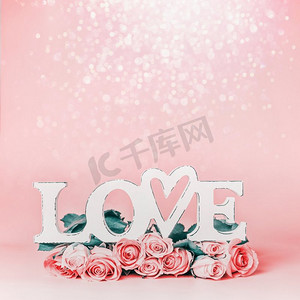 粉色粉色背景上有可爱的玫瑰花和波克，前面有爱情。创意女性假期布局，带文案问候空间