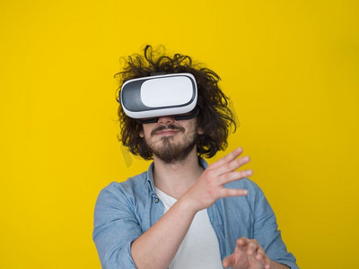 获得使用虚拟现实VR耳机眼镜的经验的愉快的人，在黄色背景隔绝