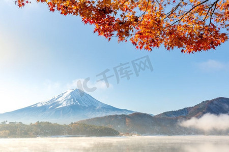 Mt.Mt.秋天的富士在日本的川口湖或川口湖下雪