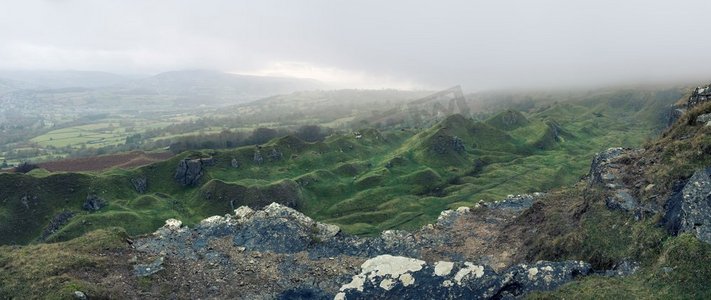 美丽的交叉处理过的风景图像，废弃的采石场在秋天被大自然接管日出时有雾的天气