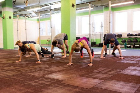 健身、运动和健康生活方式的概念--一群人在健身房锻炼。在健身房锻炼的一群人