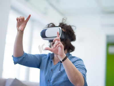 快乐的人获得经验使用VR耳机眼镜的虚拟现实在家里