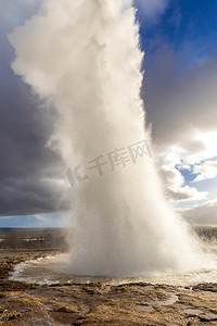 冰岛黄金圈的Strokkur间歇泉喷发。