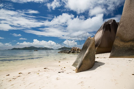 旅行，风景和自然概念-在seyanshan海岛海滩的岩石在印度洋。印度洋上的塞舌尔岛海滩上的岩石