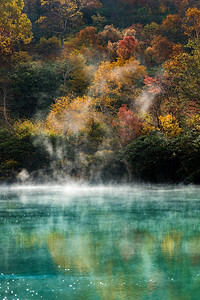 日本东北地区白田青森的秋林温泉湖