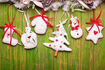 圣诞毛毯玩具。圣诞复古装饰的居家和圣诞树玩具，白色和红色元素，毛毡上有花边和丝带