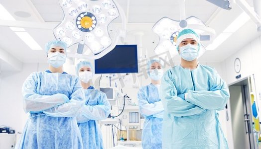 中老年群体摄影照片_外科、医学和人的概念--医院手术室的外科医生群体。医院手术室里的一群外科医生