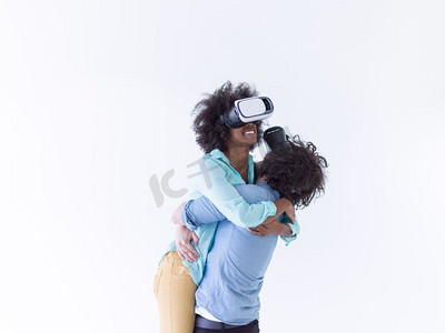 幸福的多民族夫妇使用虚拟现实的VR耳机眼镜体验，隔离在白色背景上