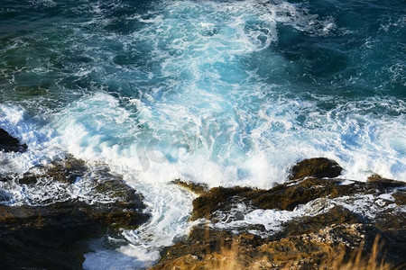 波浪海浪摄影照片_海浪拍打着海岸上的石头