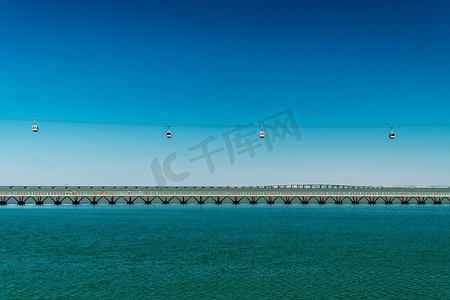 葡萄牙里斯本空中缆车和瓦斯科·达伽马大桥