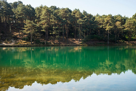 古老的粘土矿坑采石场湖的美丽风景形象，有着不同寻常的颜色的绿水