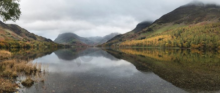 71944720 -迷人的秋天风景图片巴特米尔湖在湖区英格兰