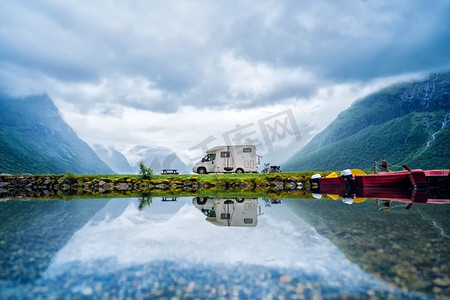 车水摄影照片_家庭度假旅行RV，假日旅行在房车，大篷车汽车度假。美丽的自然挪威自然景观。