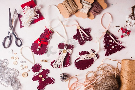 圣诞复古装饰波尔多毛毡缝制玩具。圣诞毛毯装饰