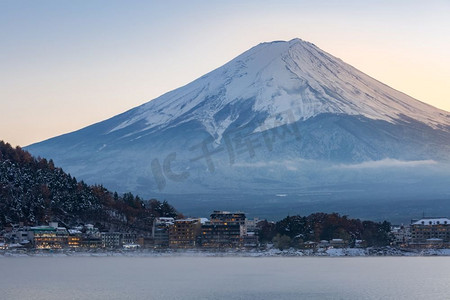 从川口日落观赏富士山的川口湖