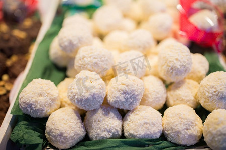 糖果，销售和食品概念-摊位上的椰子饼干。摊位上的椰子饼干