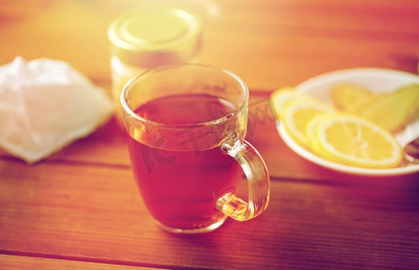 健康，传统医学，民间疗法和民族科学概念-柠檬和蜂蜜茶杯。加柠檬和蜂蜜的茶杯
