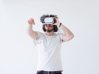获得使用虚拟现实VR耳机眼镜的经验的愉快的人，在白色背景隔绝