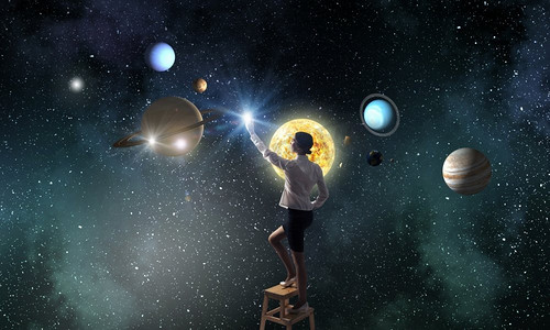 女商人触摸天空中的星球。女商人站在椅子上到达太空星球