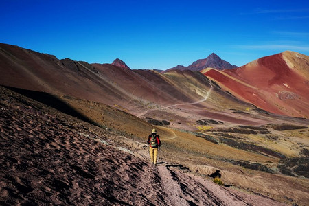 徒步旅行场景在Vinicunca，库斯科地区，秘鲁.七色蒙大拿彩虹山