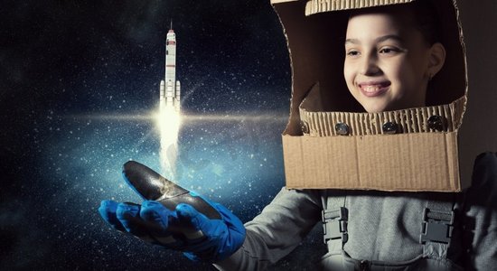 我要探索太空。头戴纸盒头盔的可爱女孩梦想成为宇航员