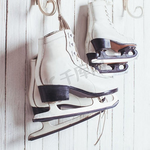 挂钩上挂着两双溜冰鞋。家庭滑冰的概念。溜冰鞋近距离