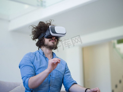 获得经验摄影照片_快乐的人获得经验使用VR耳机眼镜的虚拟现实在家里