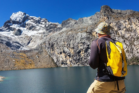 秘鲁科迪勒拉山脉徒步旅行的场景