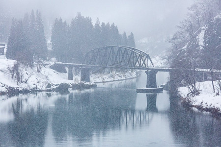 冬日风景雪在桥上的训练